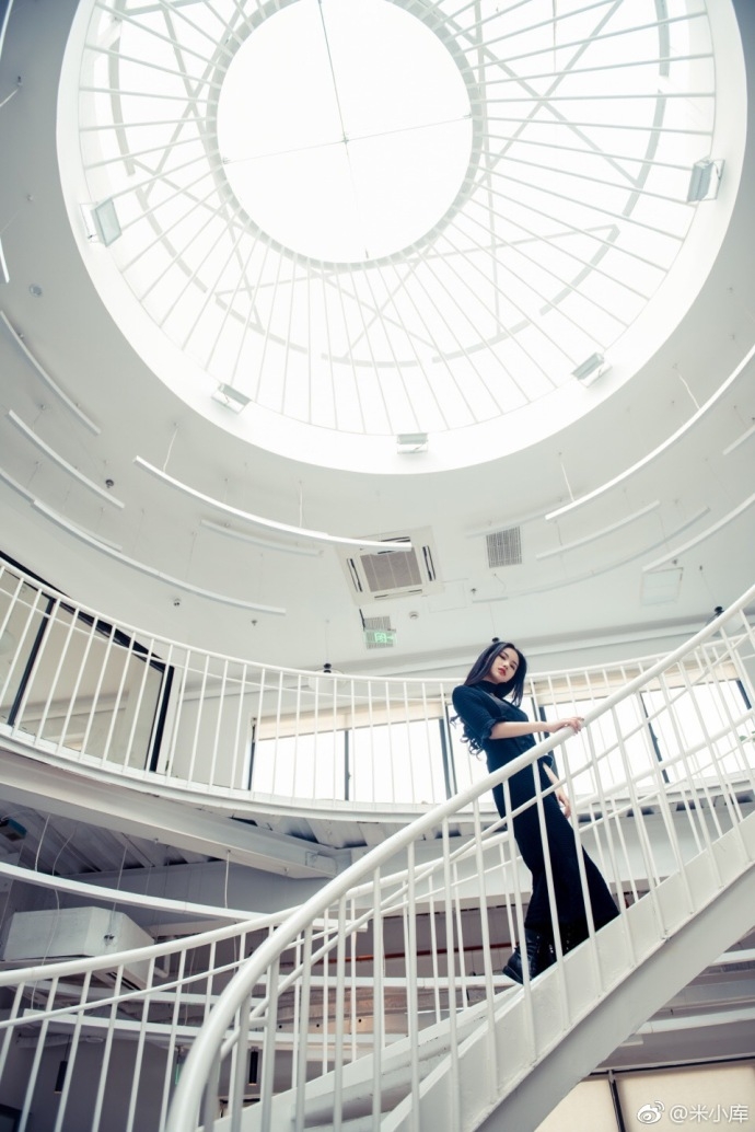 气质美女佳妮酱黑色长裙姿态撩人图片