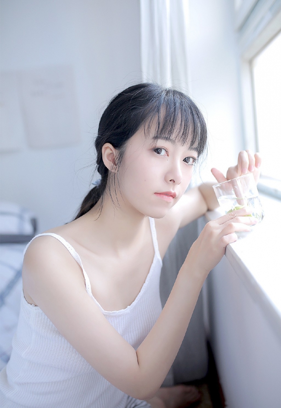 低扎马尾辫小清新美女皮肤细腻毛孔零瑕疵眼神清澈图片