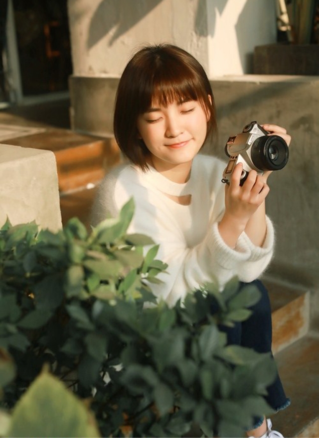 阳光下美女粉嘟嘟脸蛋可爱学生头图片