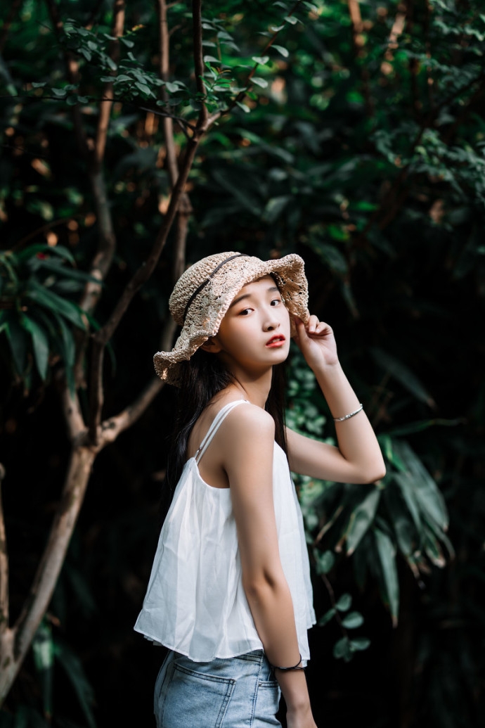 牛仔裤美女吊带衫露白嫩天鹅颈头戴编织帽露齿甜笑图片