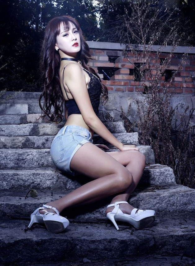 紧身牛仔裤的诱惑