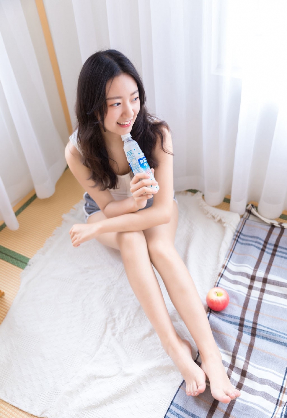 单眼皮美少女蓬松卷发纤细四肢露齿甜笑居家写真