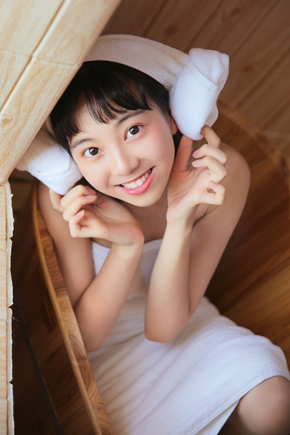 浴缸裹胸美女圆润包子脸露齿大笑赤身露牛奶肌图片