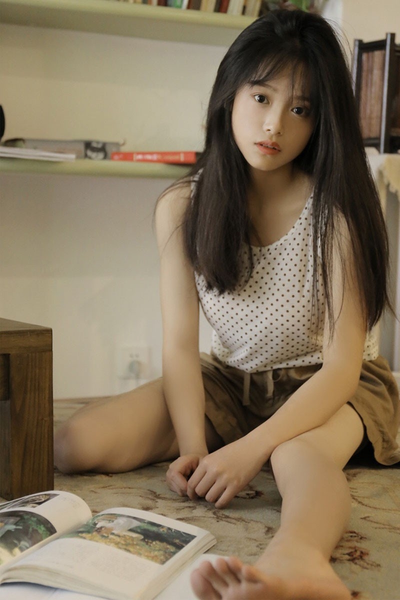 日系小清新美女标致娃娃脸蓬松长发细胳膊小腿图片