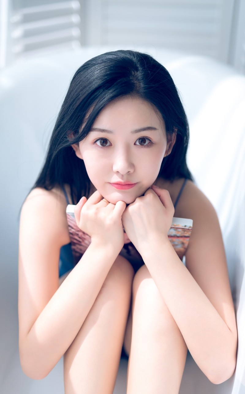 浴缸美女性感吊带露诱人香肩锁骨图片