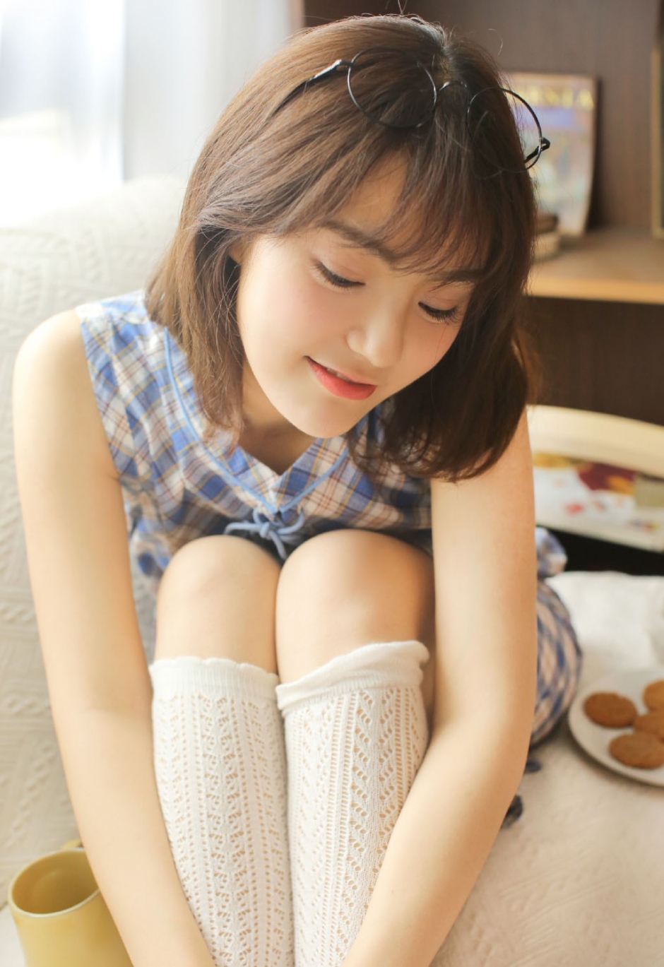 眼镜妹美女粉嫩脸蛋白丝长腿诱惑图片