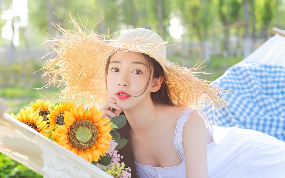 红唇雪肤美女精致瓜子脸户外野餐图片