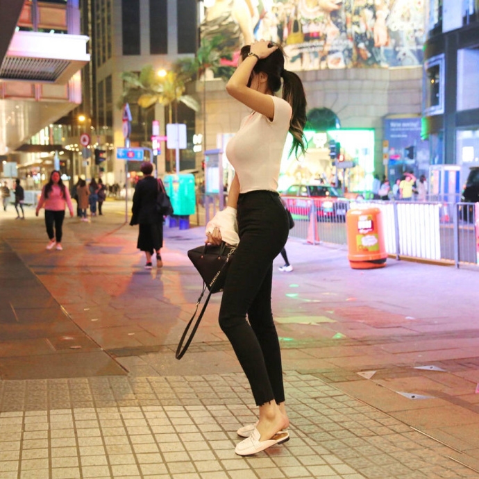 知性美女身材高挑胸大屁股翘街拍图片