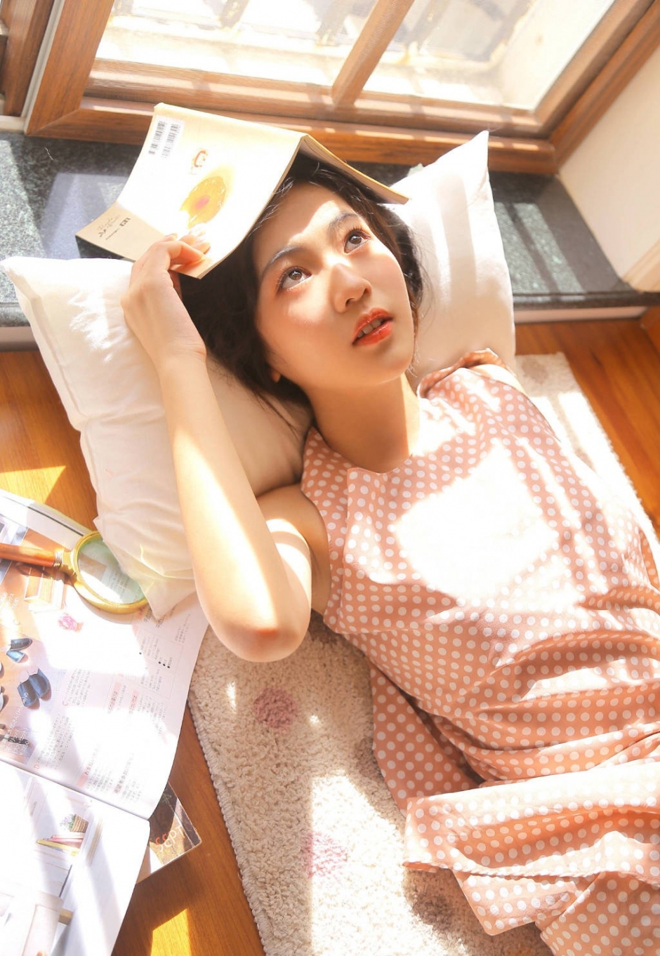 早安美少女发丝凌乱姿态慵懒居家图片