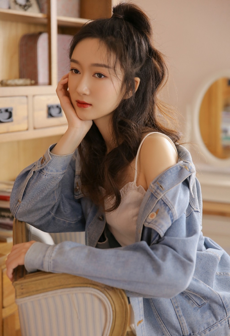 牛仔裤翘臀美女半裸香肩诱人长腿图片