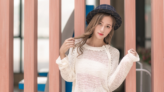 镂空透视装美女香唇卷发漂亮脸蛋百褶裙露细长美腿图片