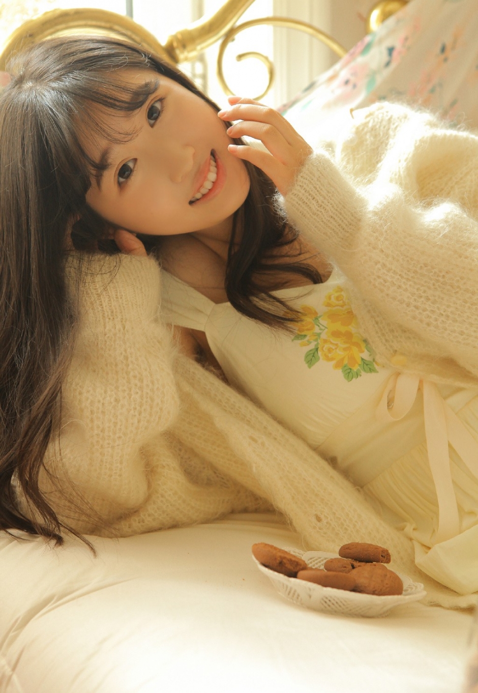 美女尤物长发披肩唇红齿白大胆床照图片