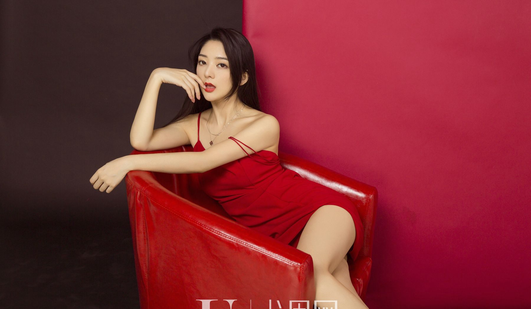 红色气质高颜值美少妇