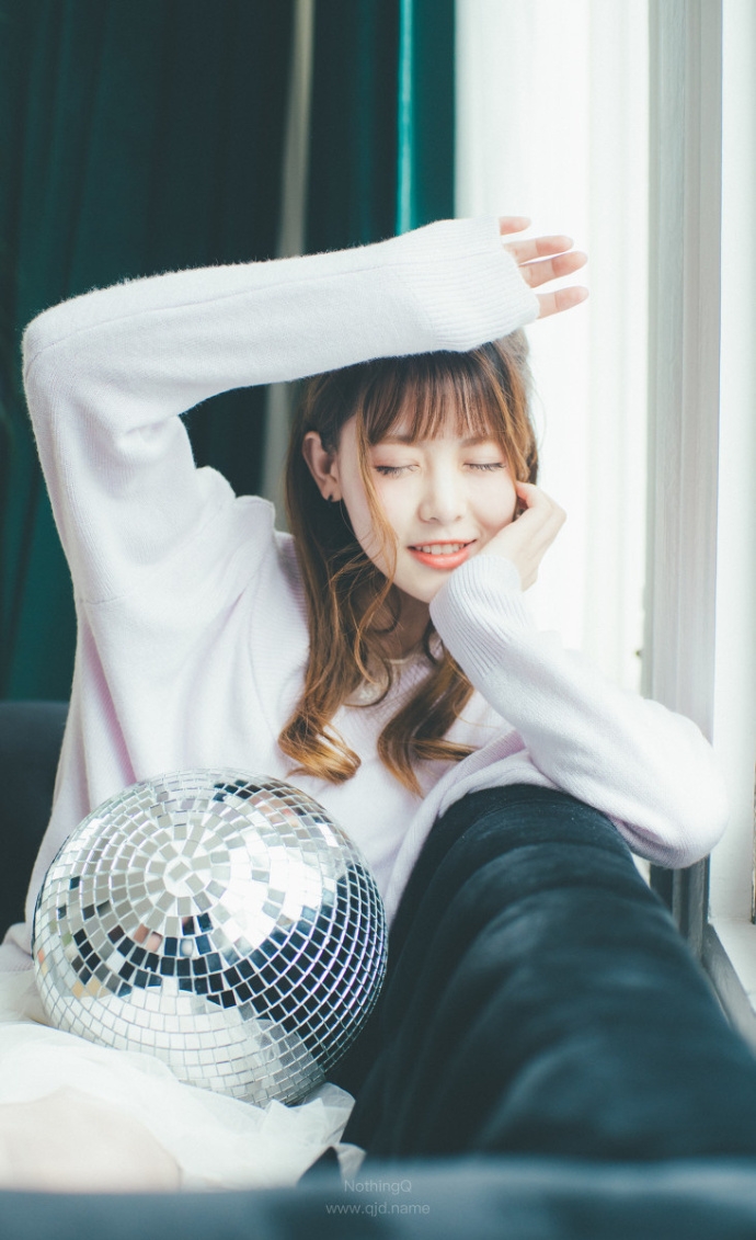 微卷长发美女脸蛋白里透红吐舌卖萌图片