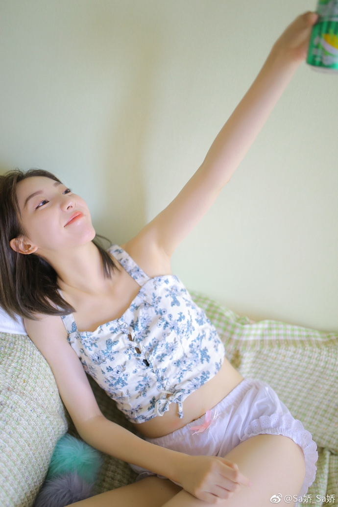 白嫩美女性感吊带短裤香肩美腿诱惑图片