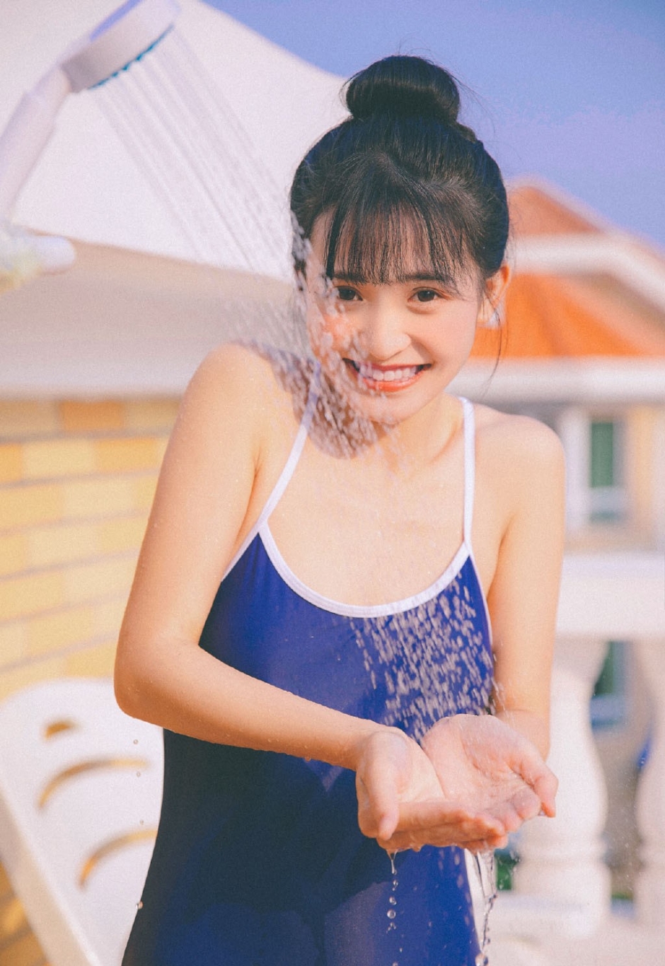 丸子头美女性感泳衣湿身诱惑好身材图片