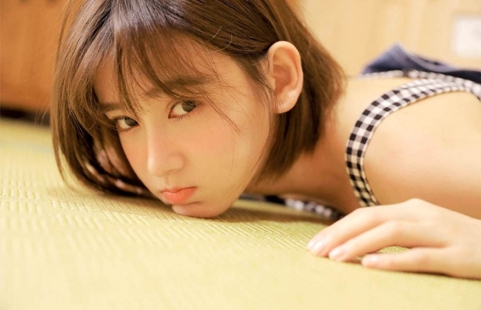 牛仔裤美女清爽短发香肩锁骨诱惑图片