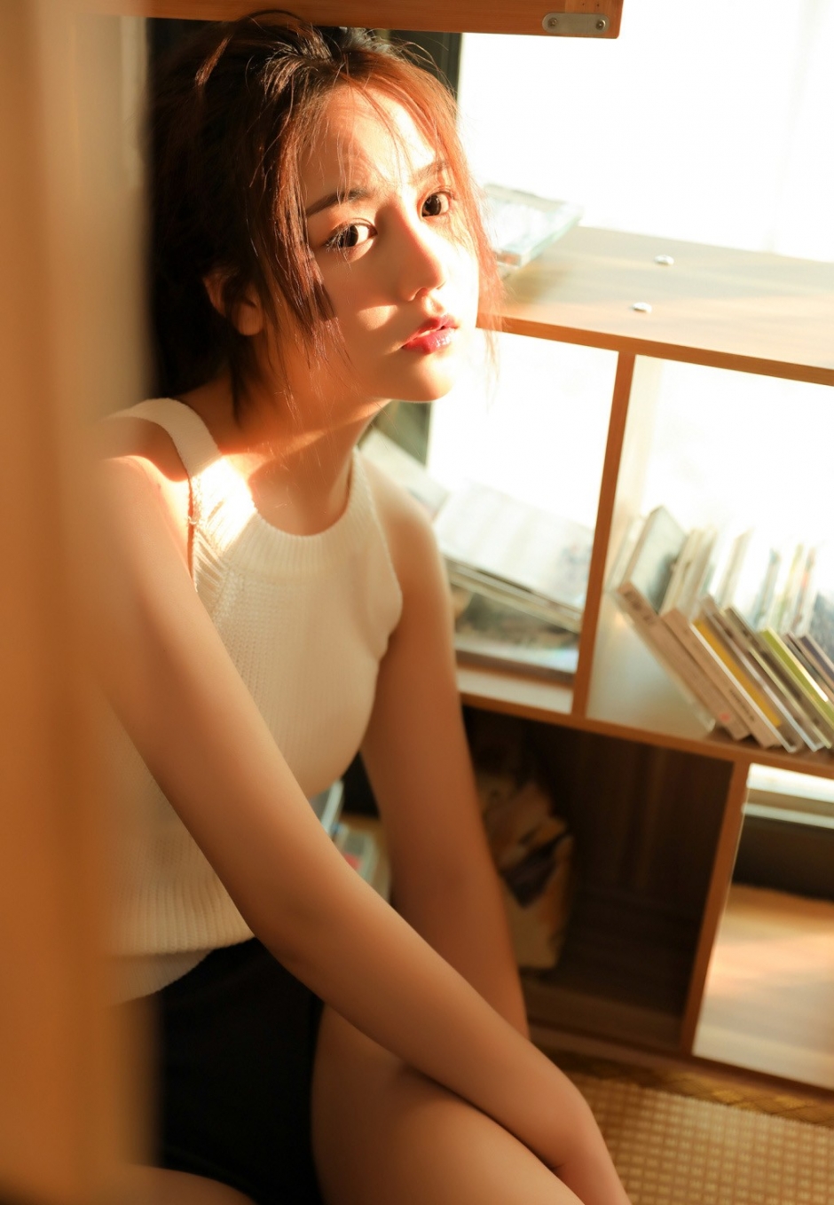 阳光下美女诱人白丝长腿粉嘟嘟脸蛋图片