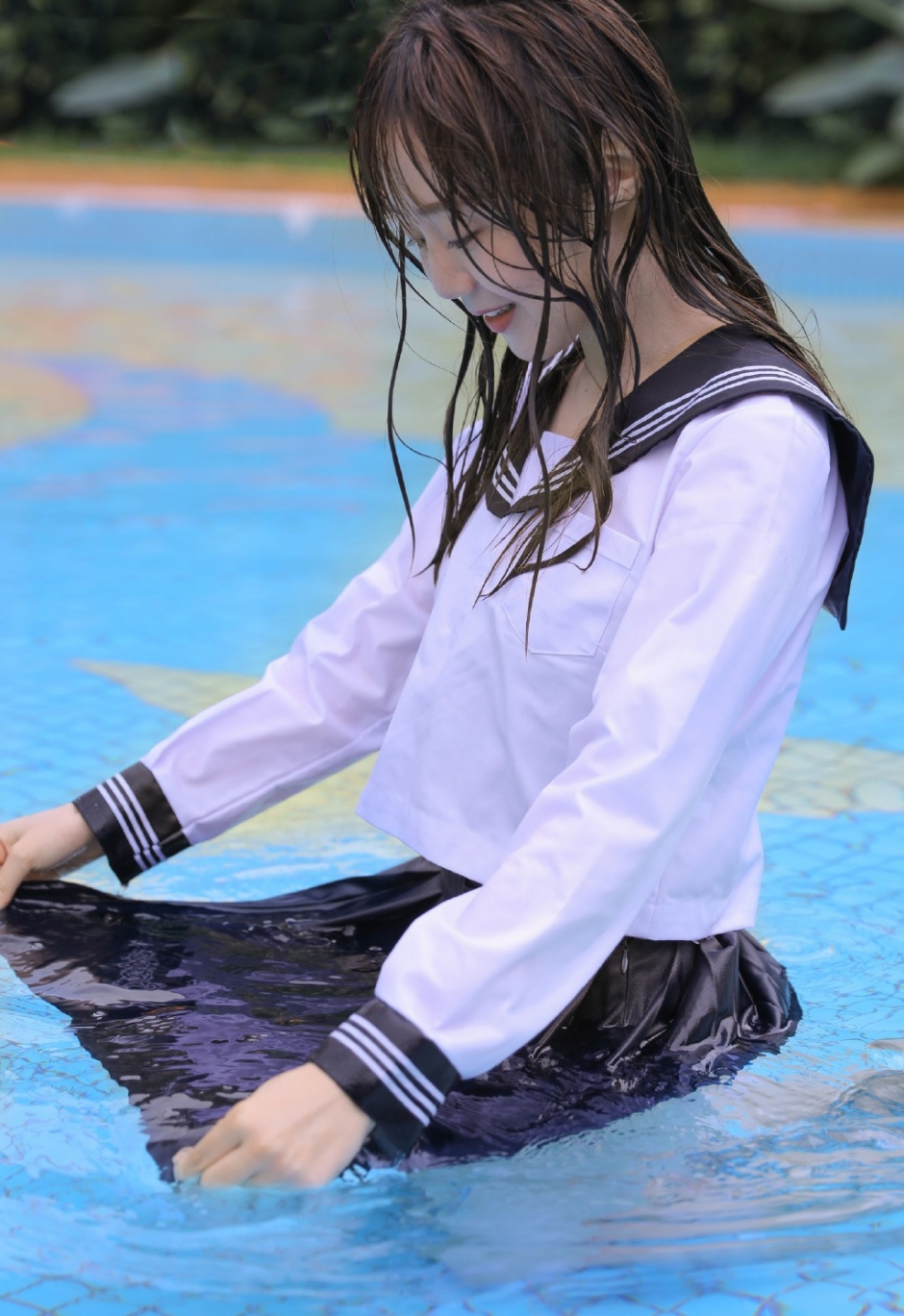 小清新制服美女校花泳池湿身诱惑图片