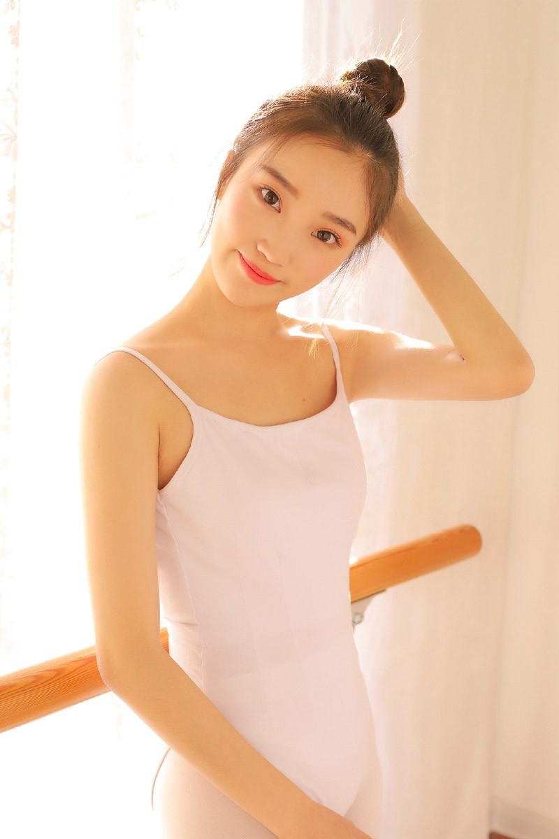 芭蕾舞美女气色红润俏皮丸子头秀光滑裸背翩翩起舞图片