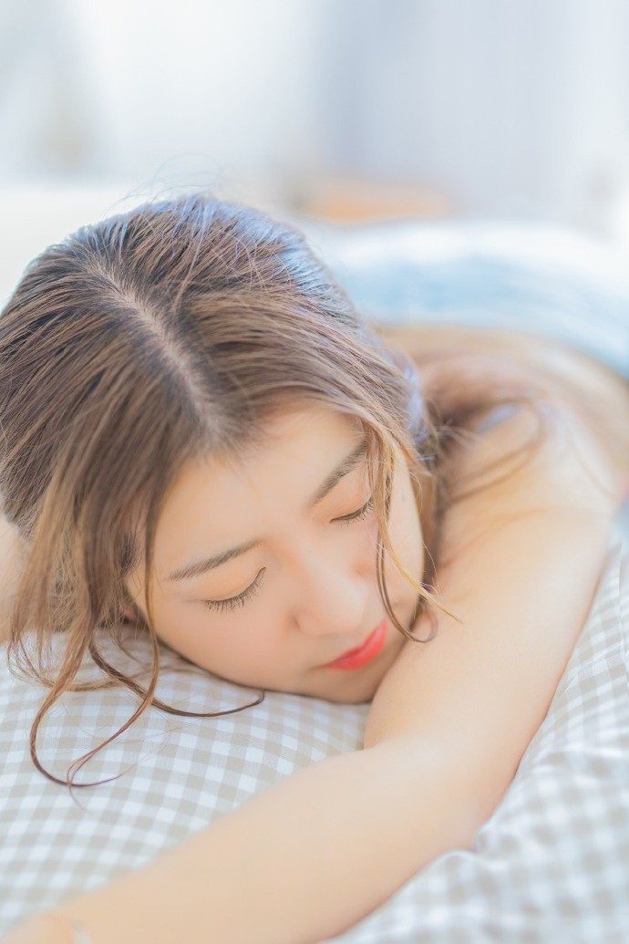 低腰热裤美少女彩色吊带秀香肩美腿床上慵懒躺姿图片