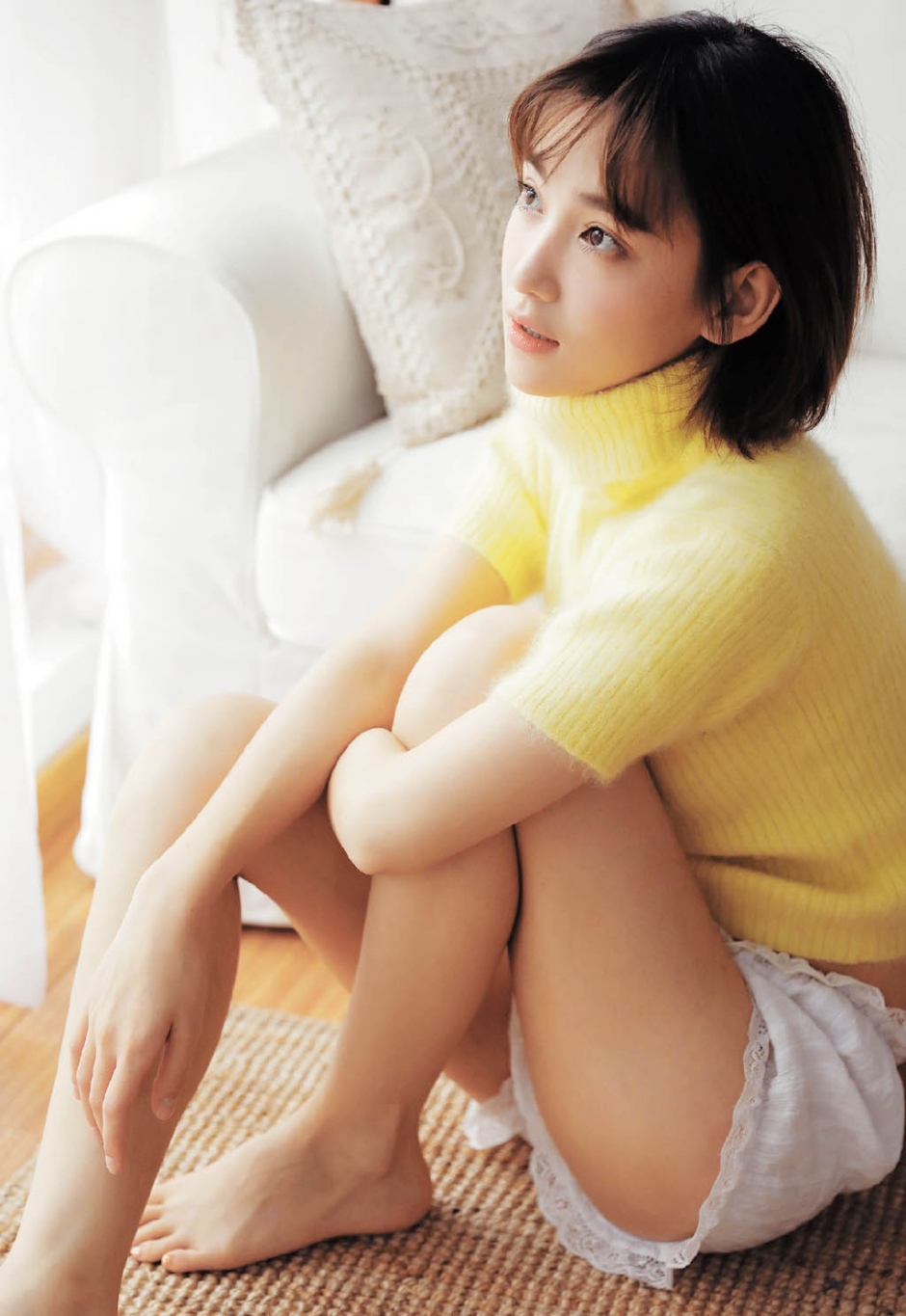 漂亮脸蛋美女超短裤露白嫩美腿居家图片