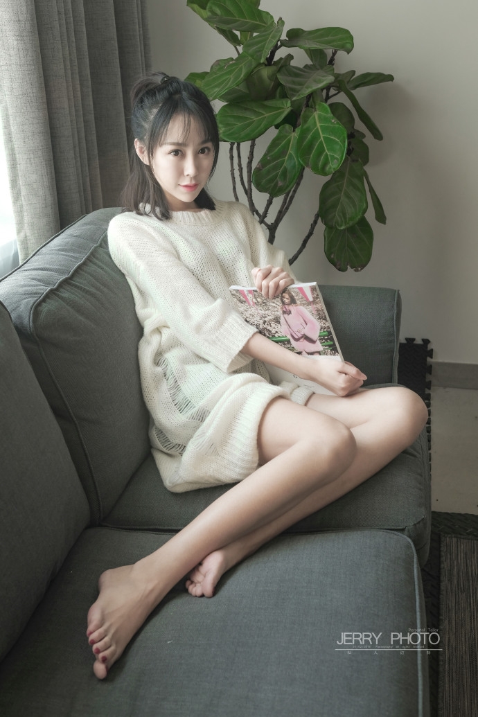 红唇美女姜迪白色毛衣裙露修长美腿图片