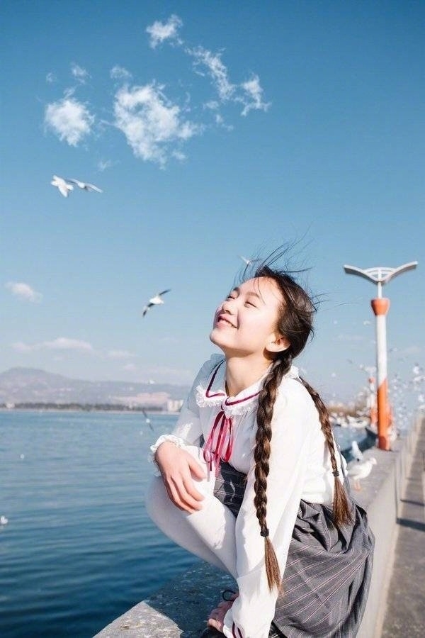 麻花辫制服美女校花白丝美腿诱惑图片