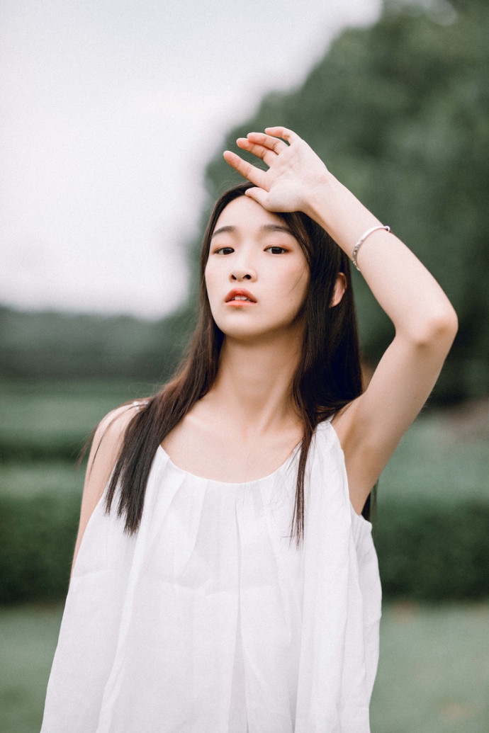 牛仔裤美女吊带衫露白嫩天鹅颈头戴编织帽露齿甜笑图片