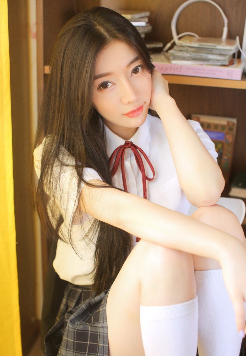 白色过膝袜制服女大学生黑长直发单手托腮浓眉大眼图片