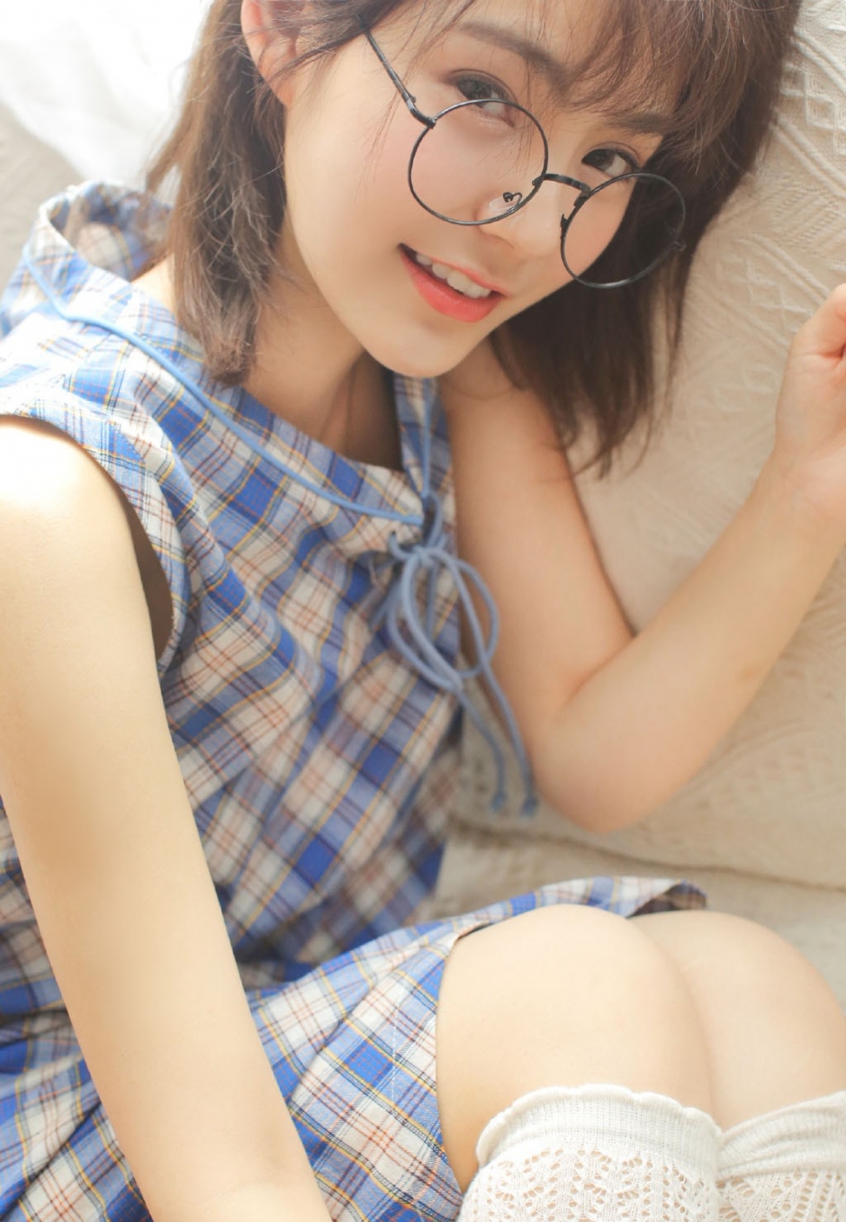眼镜妹美女粉嫩脸蛋白丝长腿诱惑图片