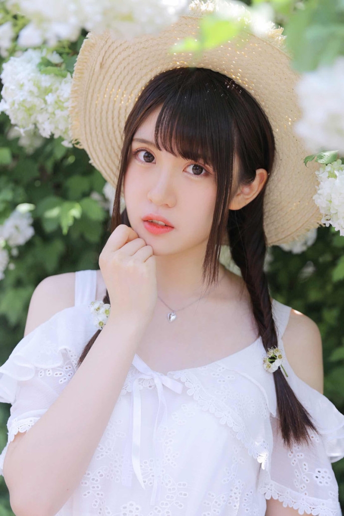 小清新麻花辫美女唇红齿白露肩白裙秀娇嫩牛奶肌图片