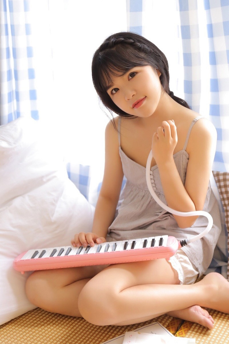 睡衣美女光滑牛奶肌姿态撩人居家图片