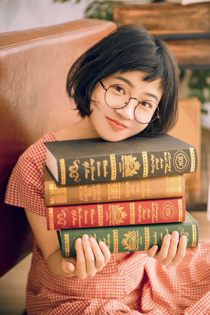 清纯眼镜妹红色连衣裙狗啃式短发图片