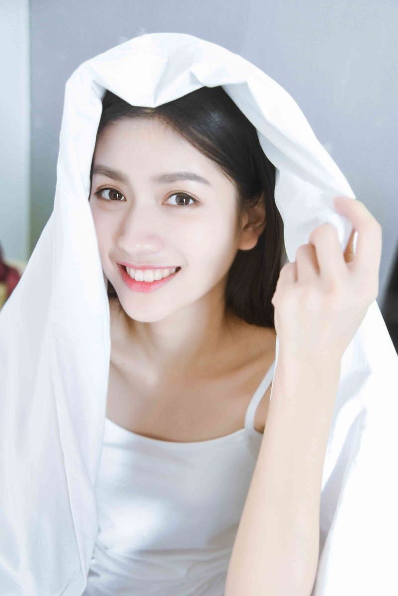 长发美女吊带睡裙白皙肌肤甜美笑容床上大胆图片