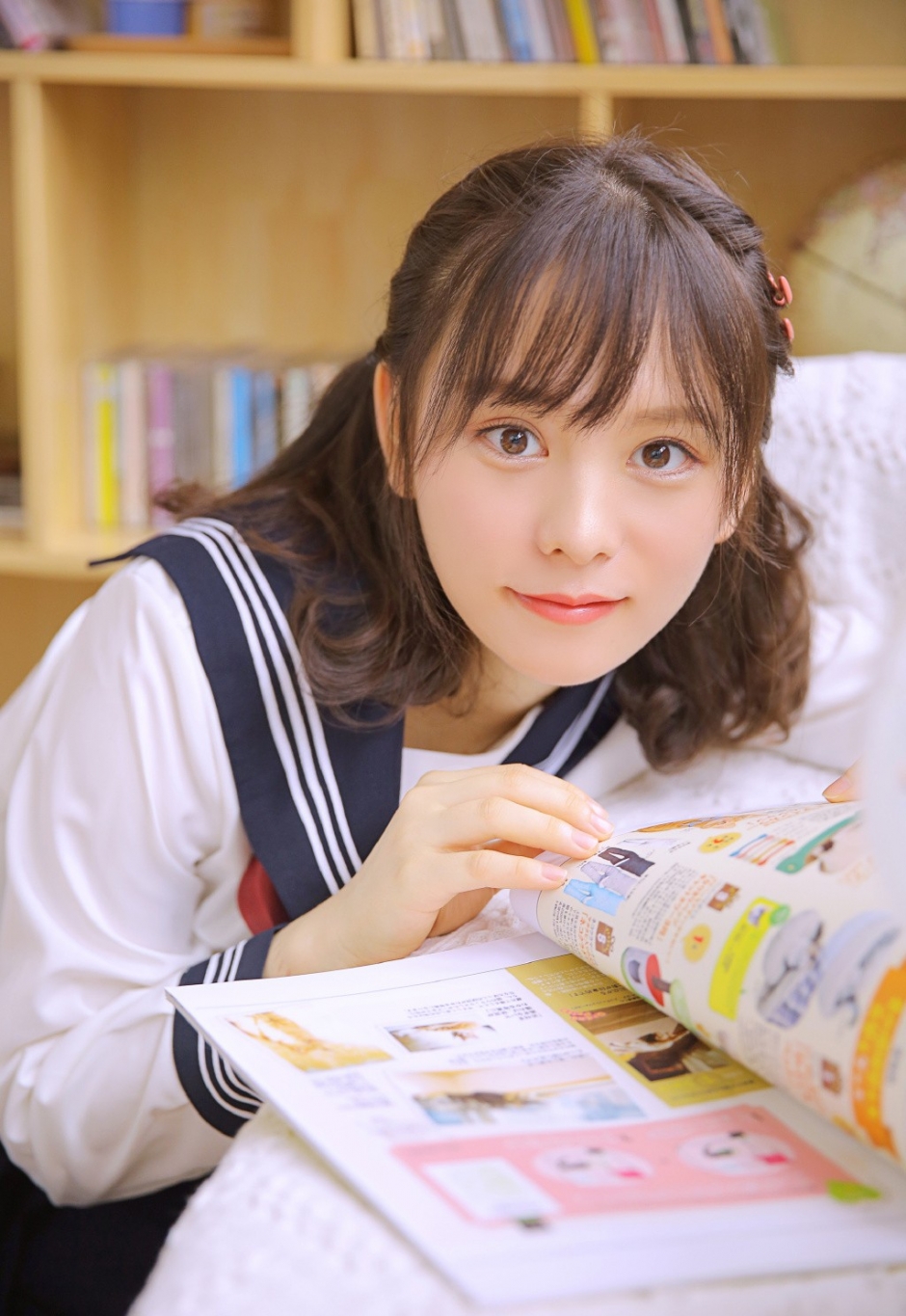水手制服美女学生大眼小嘴满脸胶原蛋白精致编发图片