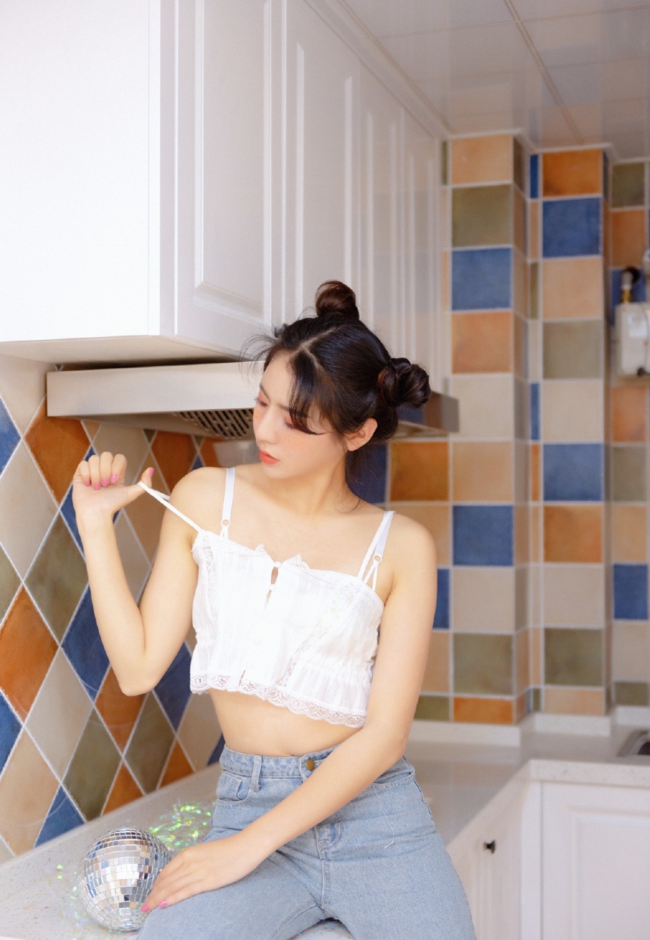 牛仔裤美少女吊带衫露马甲线新潮雀斑妆可爱哪咤头图片