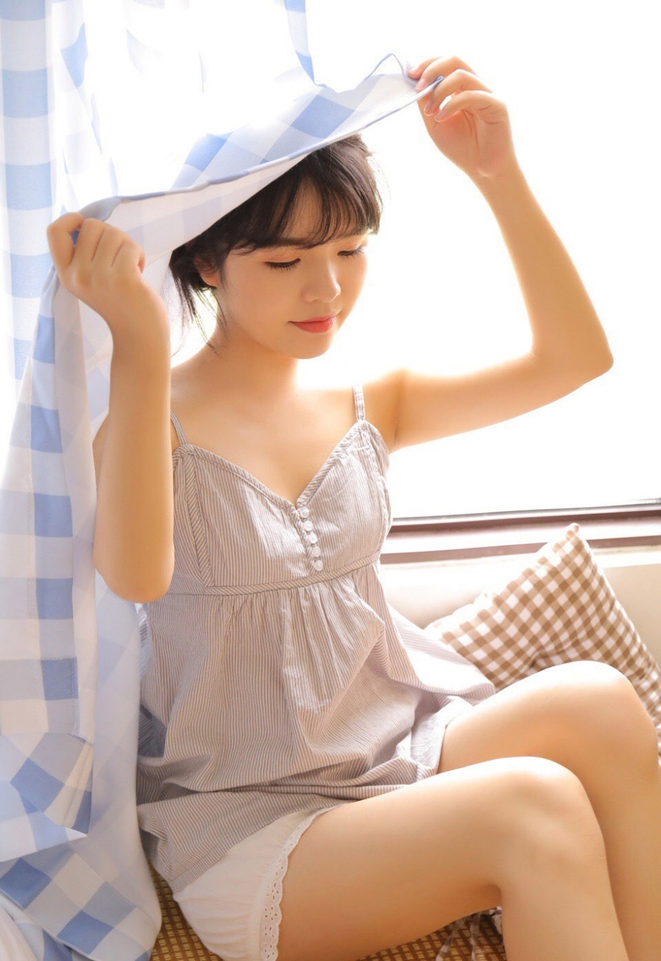 睡衣美女光滑牛奶肌姿态撩人居家图片