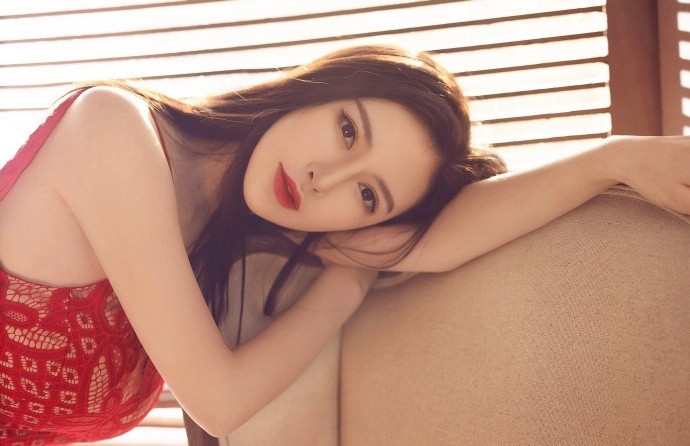 娇艳红唇美少妇蕾丝透视装展前凸后翘s型曲线身材图片