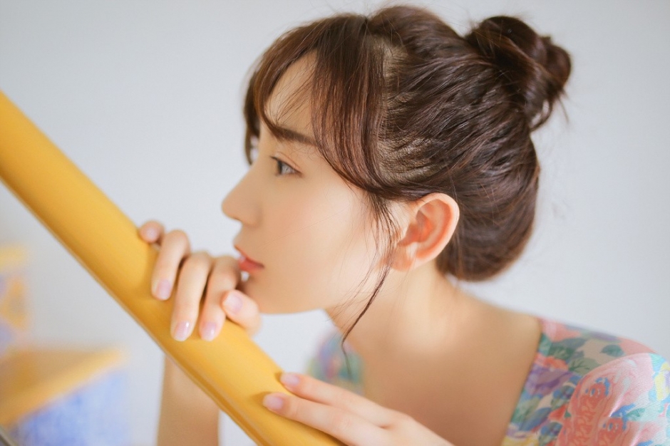 林中撑伞女学生水手制服身姿娇小长发飘飘面色红润图片