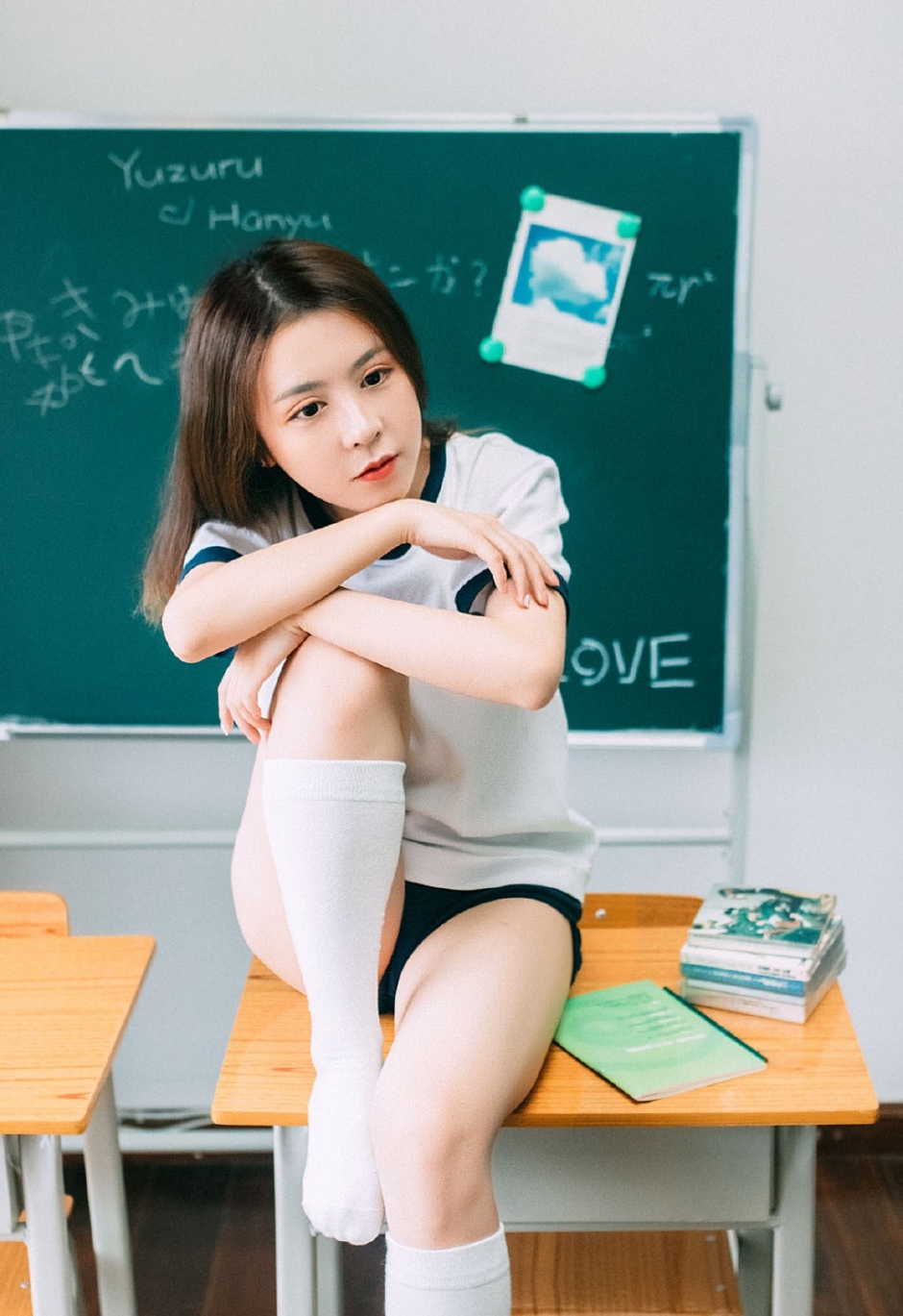 运动服美女学生诱人白丝长腿教室图片