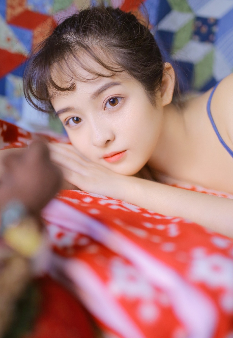 头戴花环美女皮肤水嫩黄色连衣裙露牛奶肌斜眼沉思图片