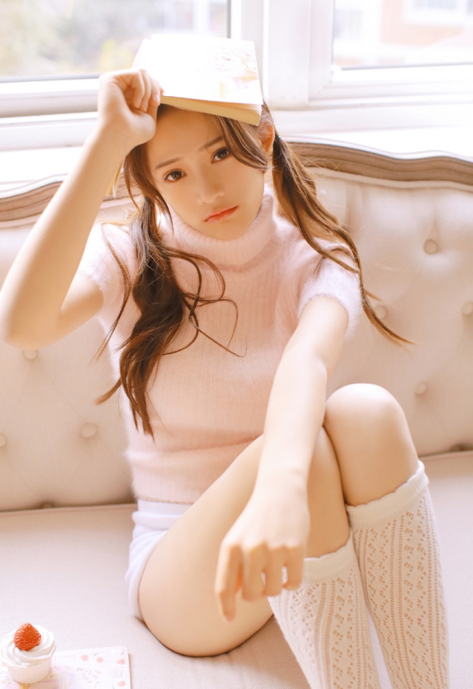 猫系双马尾美女超短裤诱人白丝美腿图片