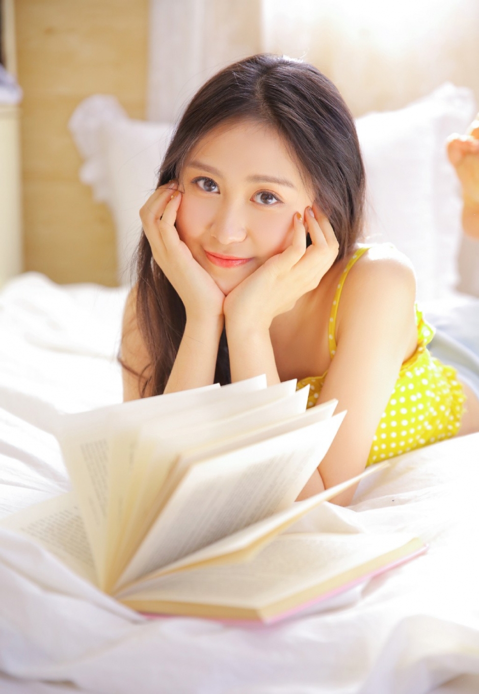 蓬松直刘海美女黑溜溜瞳孔樱桃小红唇满脸胶原蛋白图片