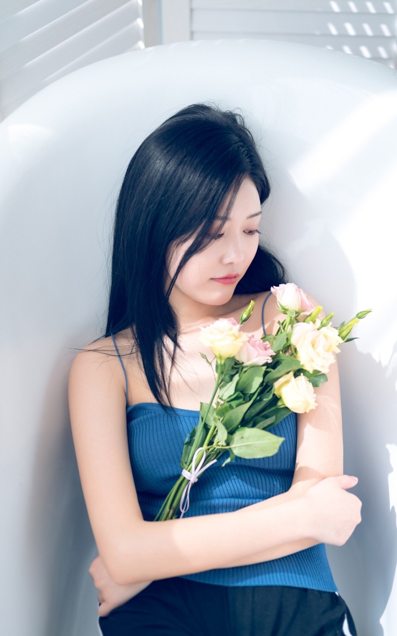 浴缸美女性感吊带露诱人香肩锁骨图片