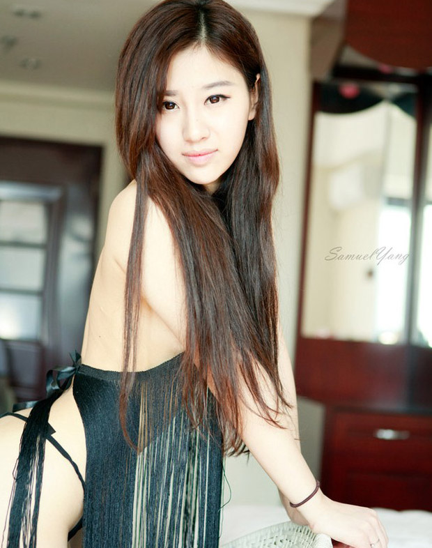 OL黑长腿丝短裙美女