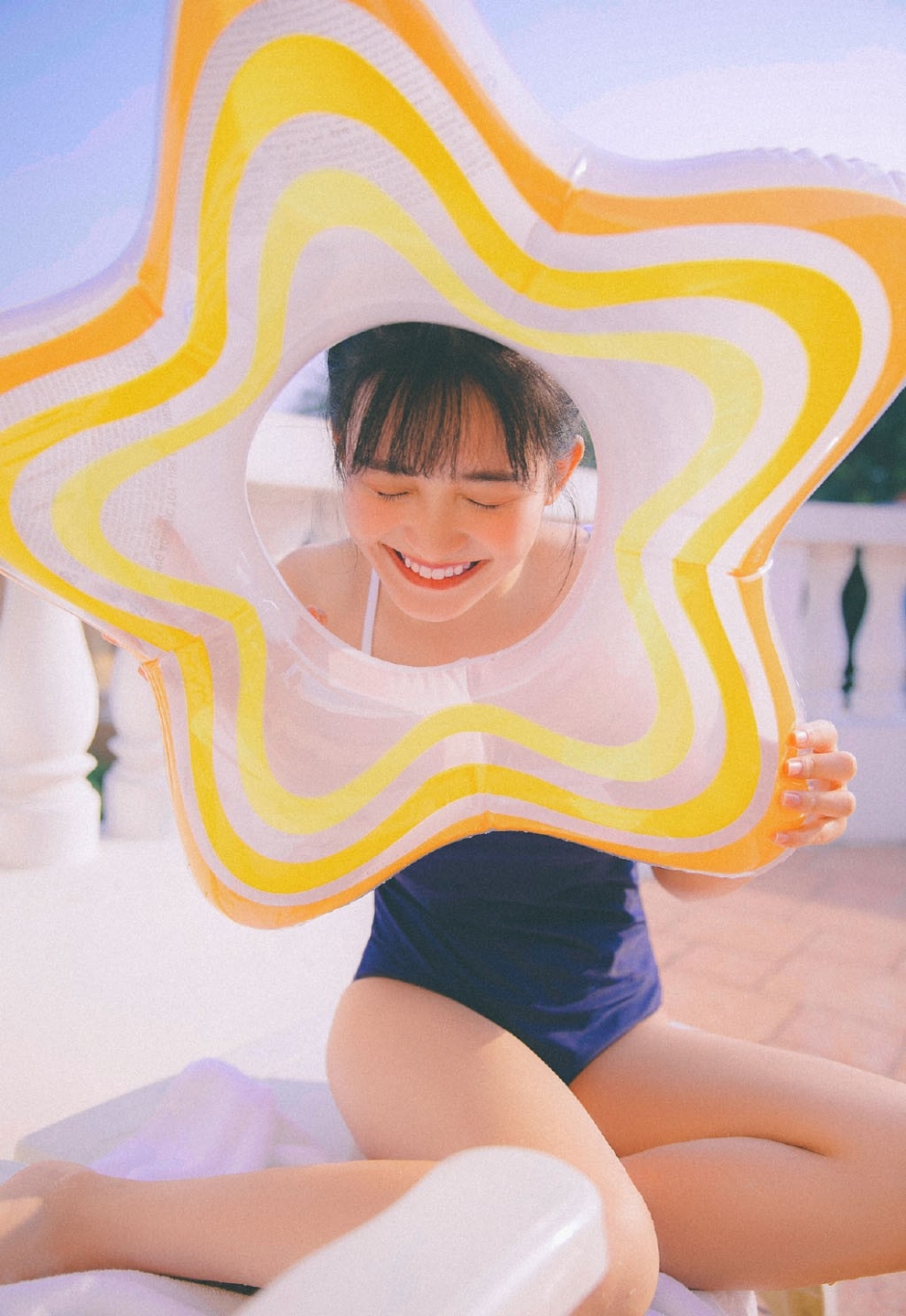 丸子头美女性感泳衣湿身诱惑好身材图片