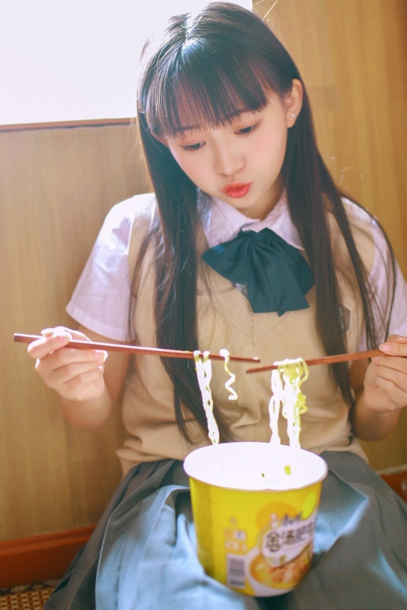 粉扑扑脸蛋日系美女大眼睛小嘴巴校园制服配贝雷帽图片