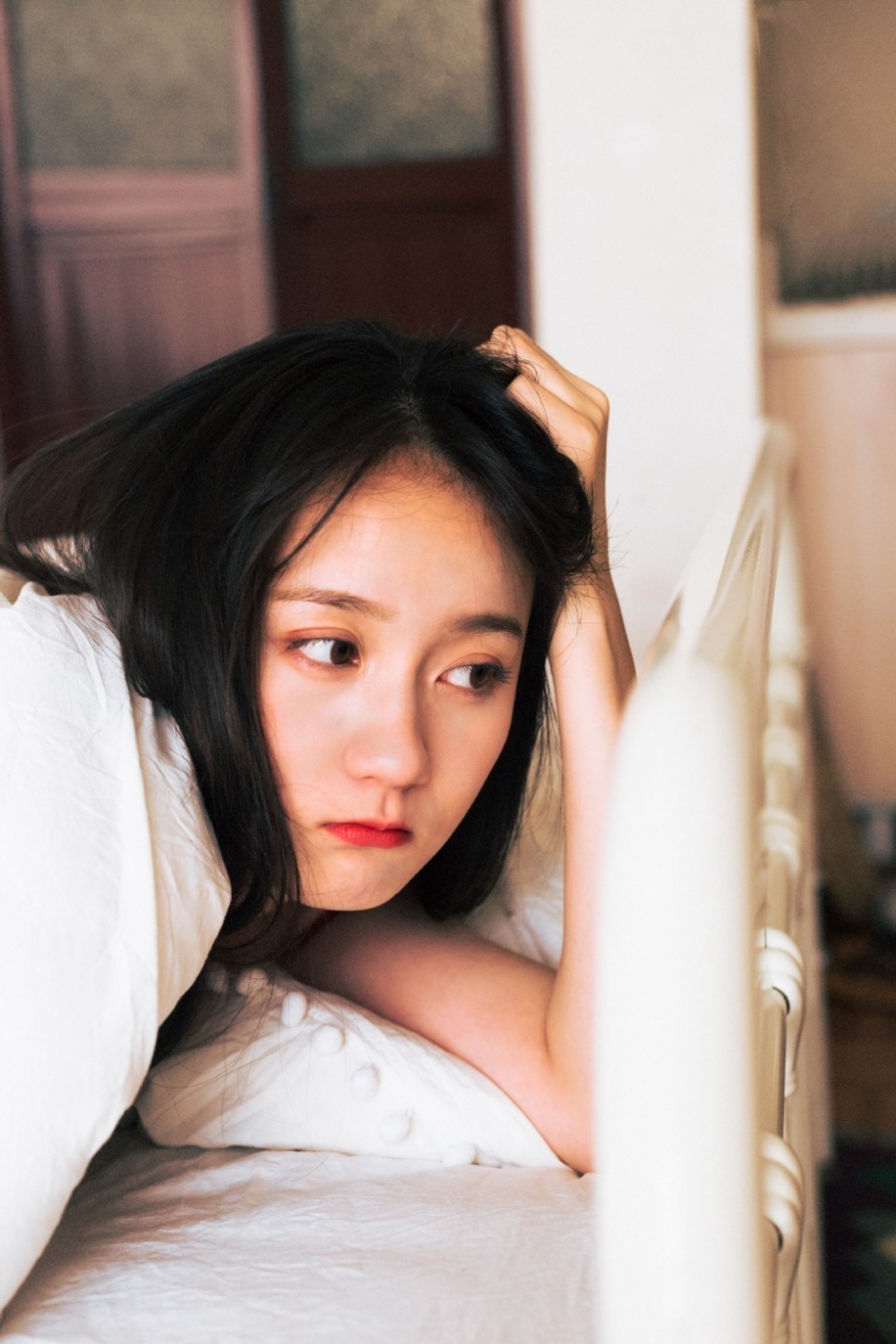 红唇美女少妇细胳膊小蛮腰光滑牛奶肌床上撩人姿势图片