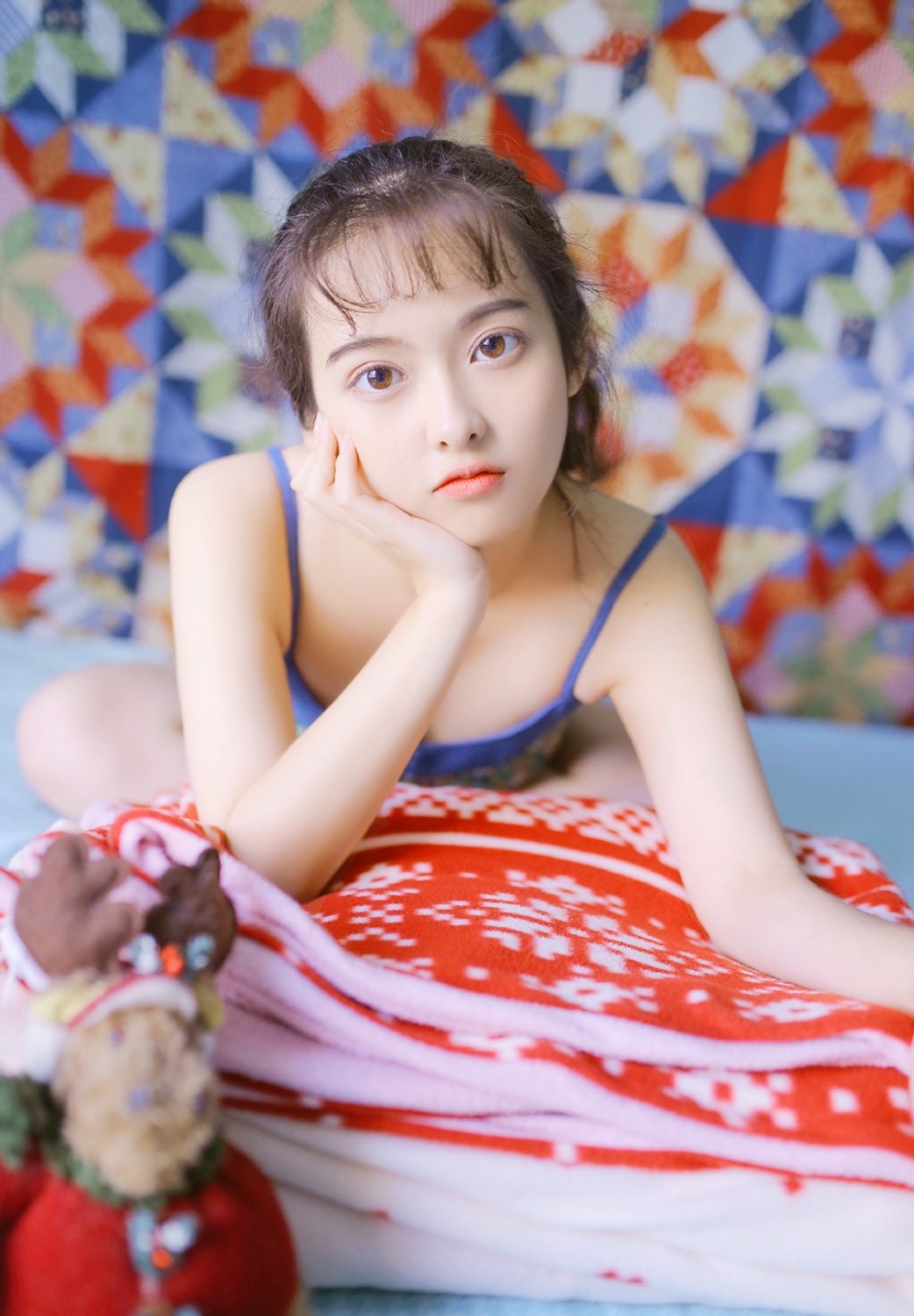 头戴花环美女皮肤水嫩黄色连衣裙露牛奶肌斜眼沉思图片